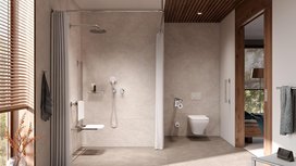 Ein modernes Badezimmer mit einer eleganten Dusche, einem WC und einem Fenster, das Tageslicht hereinlässt.
