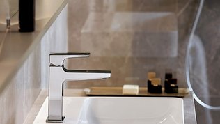 Ein Waschbecken von der Seite