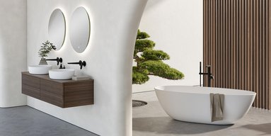 Ein modernes Badezimmer mit zwei weißen Waschbecken auf einem Holzschrank und eleganten Spiegeln an der Wand.