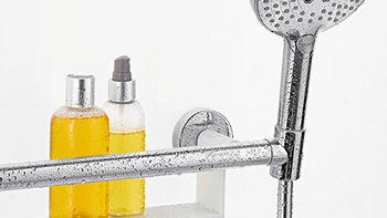 Ein Haltegriff und Duschstange in einem von Hansgrohe
