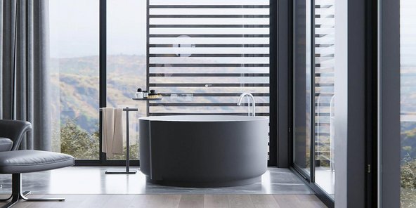 Ein modernes Badezimmer mit einer runden Badewanne, großen Fenstern und einem atemberaubenden Blick auf die Landschaft.