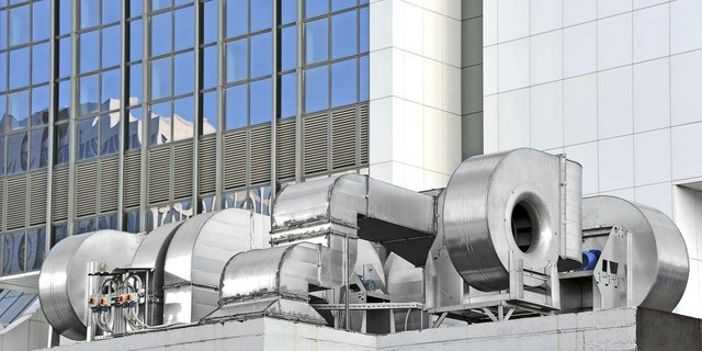 Gewerbe-Lüftungsanlage auf dem Dach 