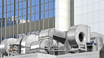 Gewerbe-Lüftungsanlage auf dem Dach 