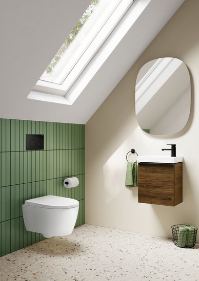 Ein modernes Badezimmer mit einer grünen Wandverkleidung, einem schwebenden WC und einem eleganten Waschbecken mit Holzschrank.